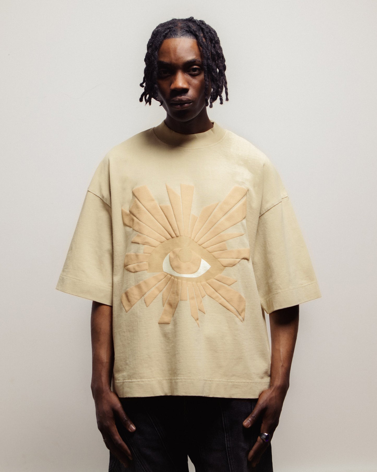 ALL-SEEING HEAVYWEIGHT TEE IN SAHARA