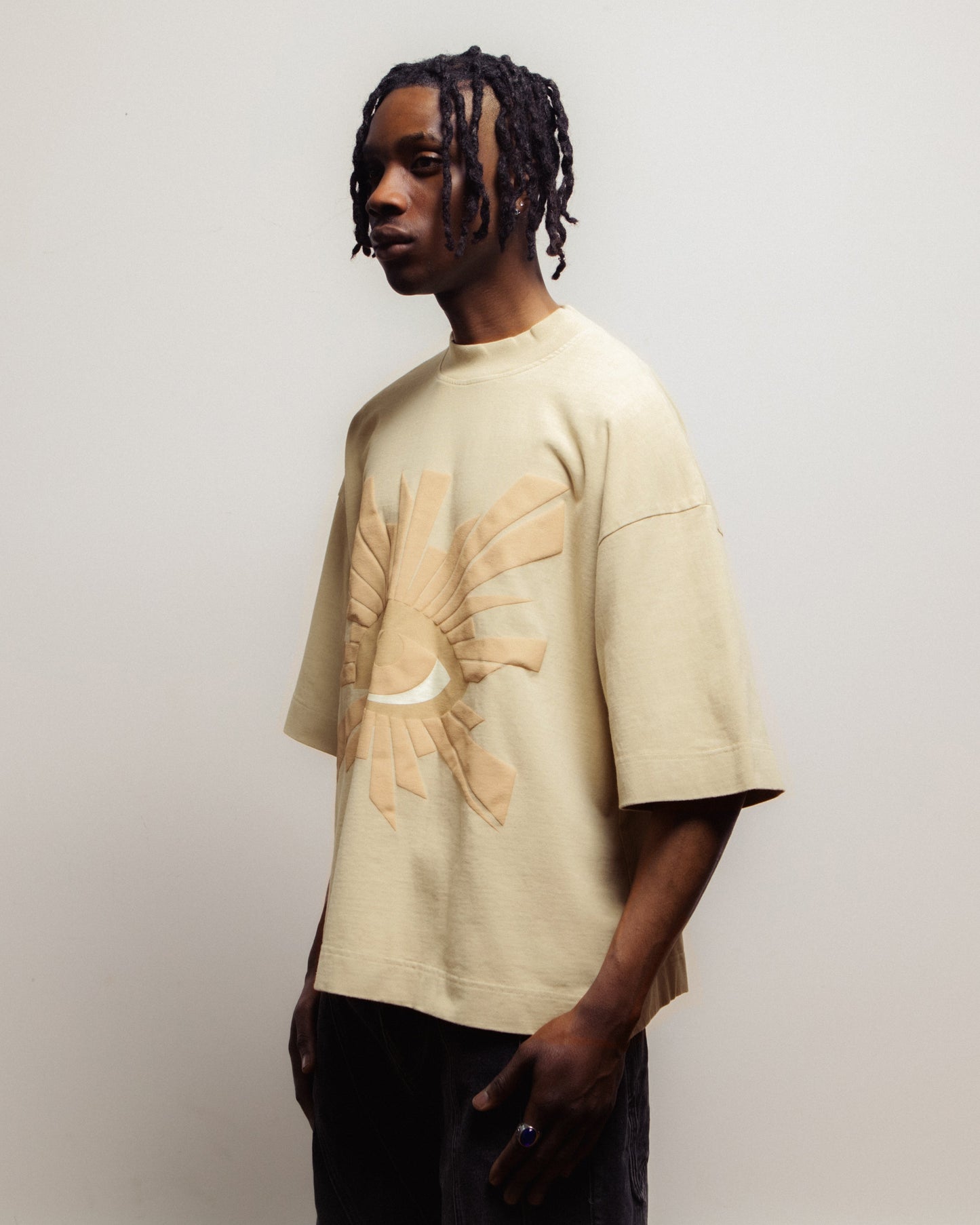 ALL-SEEING HEAVYWEIGHT TEE IN SAHARA