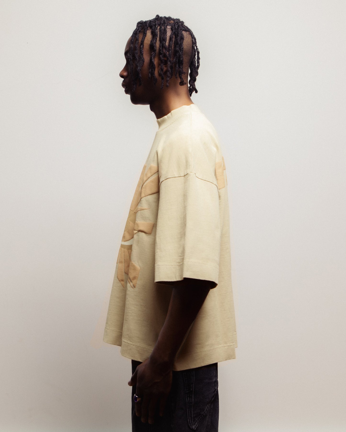 ALL-SEEING HEAVYWEIGHT TEE IN SAHARA