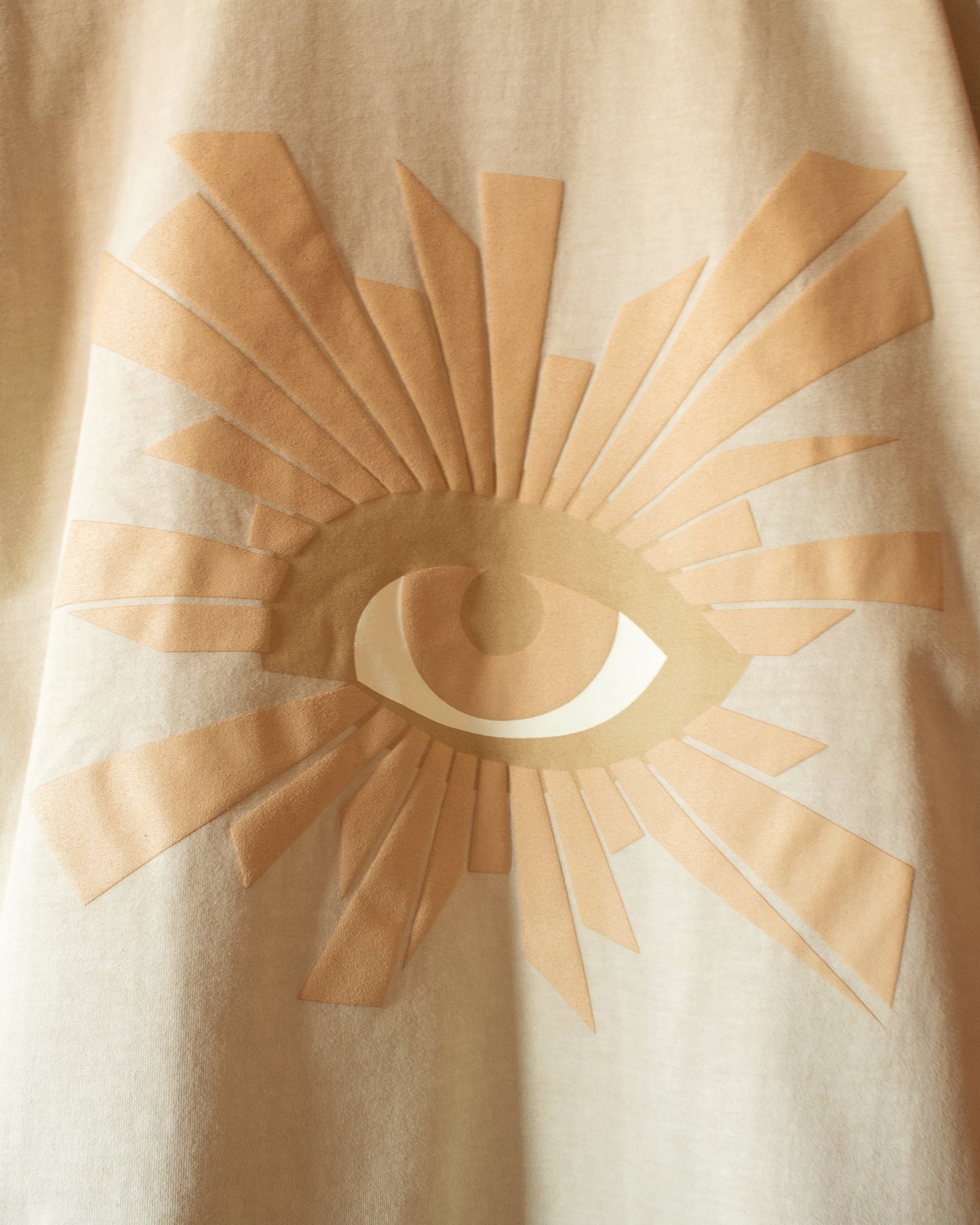 ALL-SEEING HEAVYWEIGHT TEE IN SAHARA