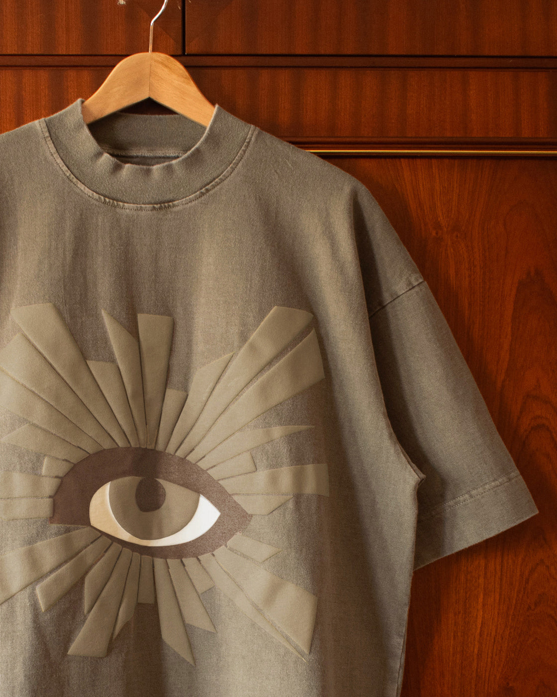 ALL-SEEING HEAVYWEIGHT TEE IN SILT