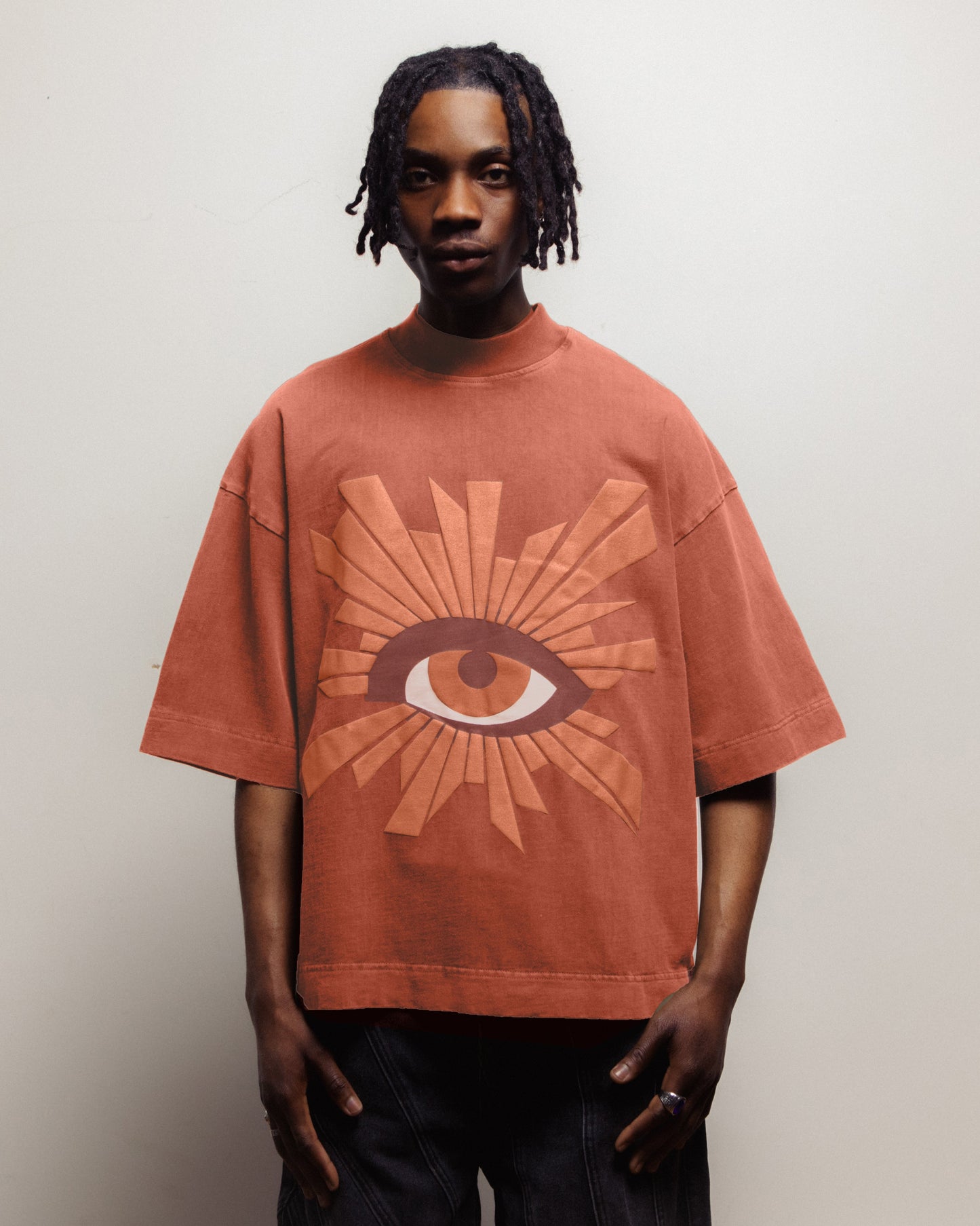 ALL-SEEING HEAVYWEIGHT TEE IN SCARLET
