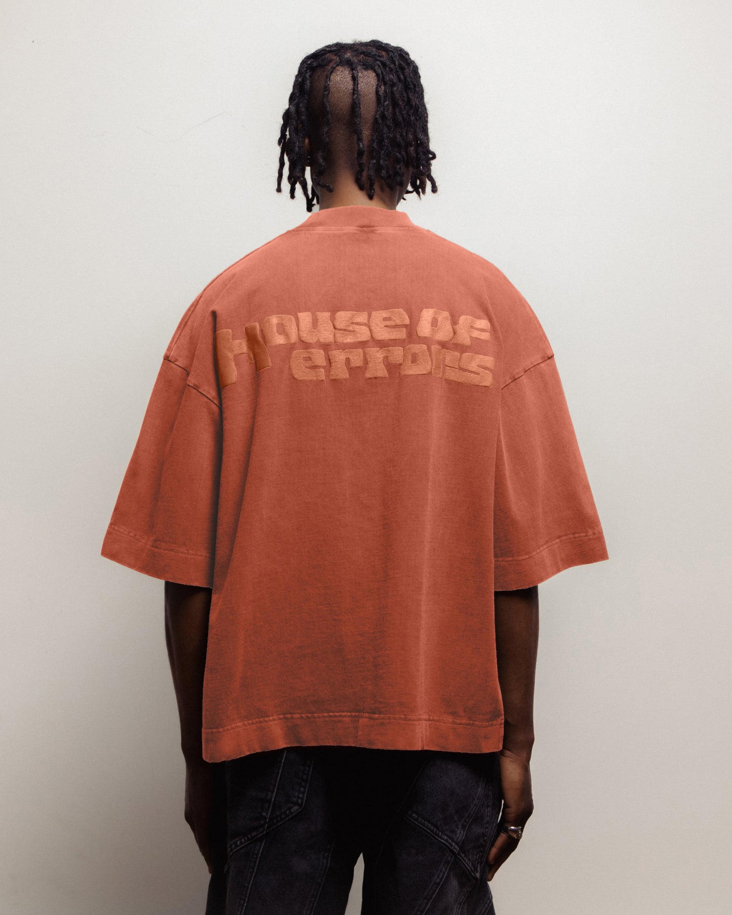 ALL-SEEING HEAVYWEIGHT TEE IN SCARLET